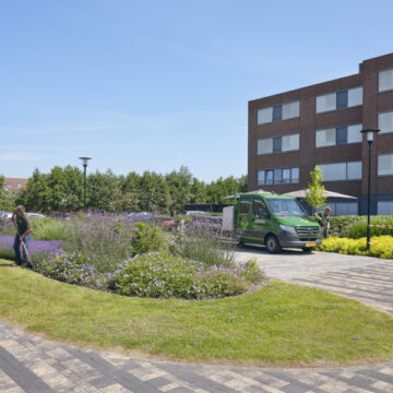 Groenonderhoud bij Cedrah-locatie Beth San in Moerkapelle.