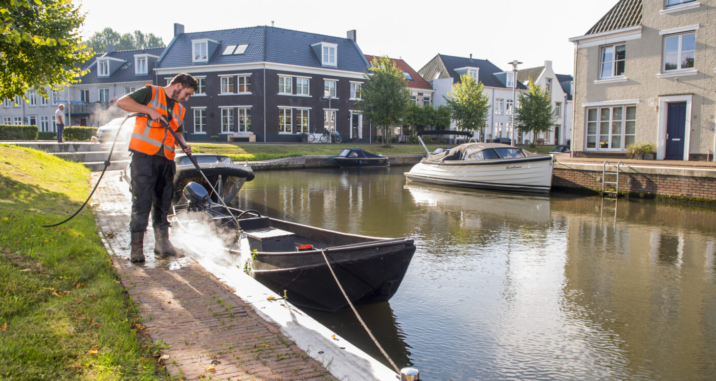 Onkruidbeheer met heet water.