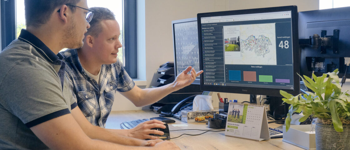 Twee GIS-specialisten van het bedrijfsbureau bezig met de dashboards.