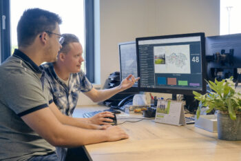 Twee GIS-specialisten van het bedrijfsbureau bezig met de dashboards.