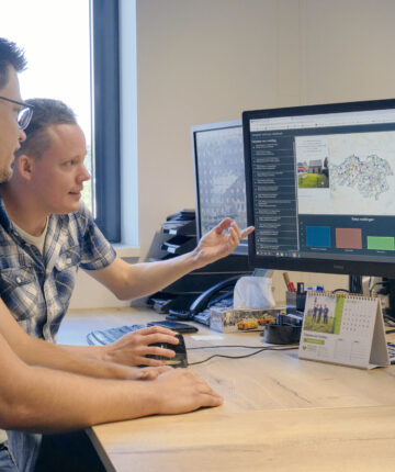 Twee GIS-specialisten van het bedrijfsbureau bezig met de dashboards.