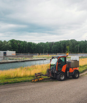 Borstelmachine aan het werk bij een waterschap.