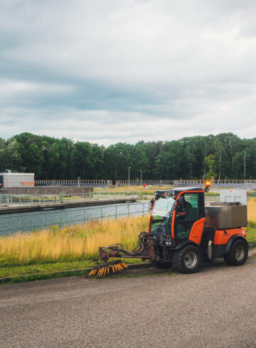 Borstelmachine aan het werk bij een waterschap.