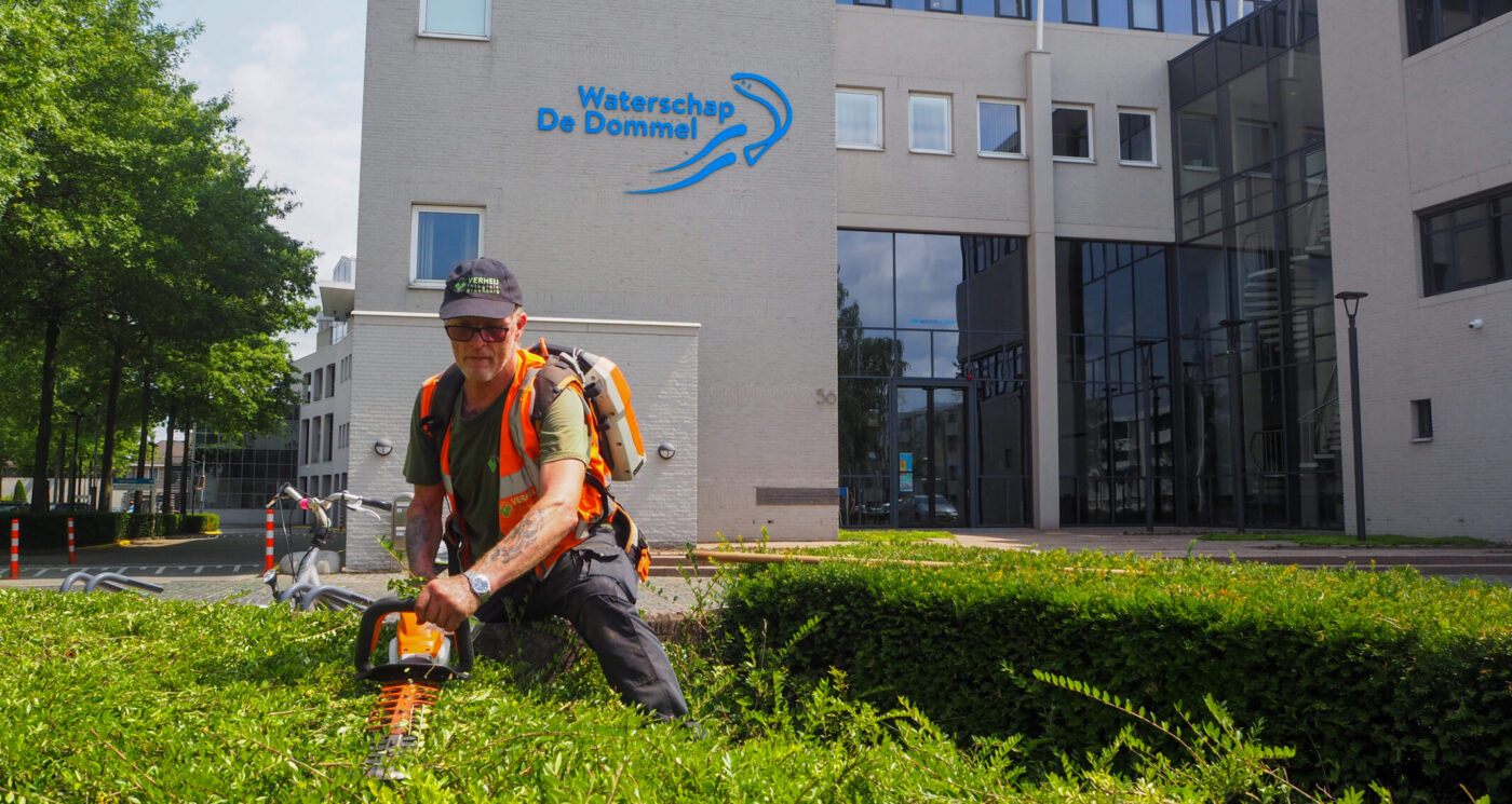 Heggenknippen bij het waterschap