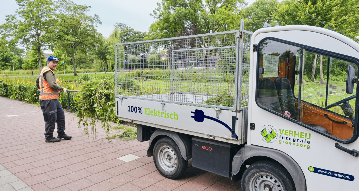 Verheij gebruikt elektrische voertuigen zoals de Goupil voor het groenonderhoud.