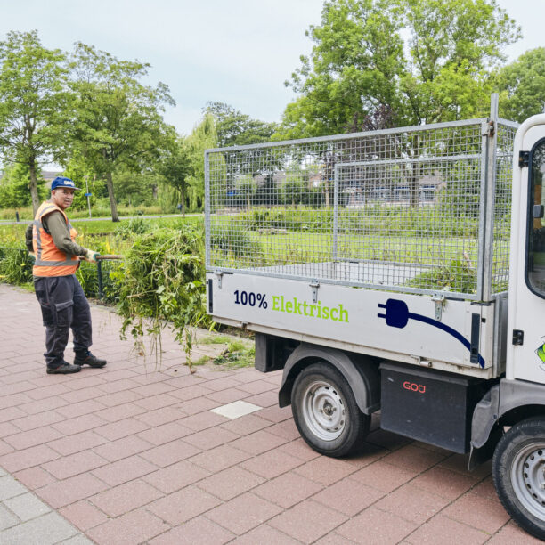 Verheij gebruikt elektrische voertuigen zoals de Goupil voor het groenonderhoud.