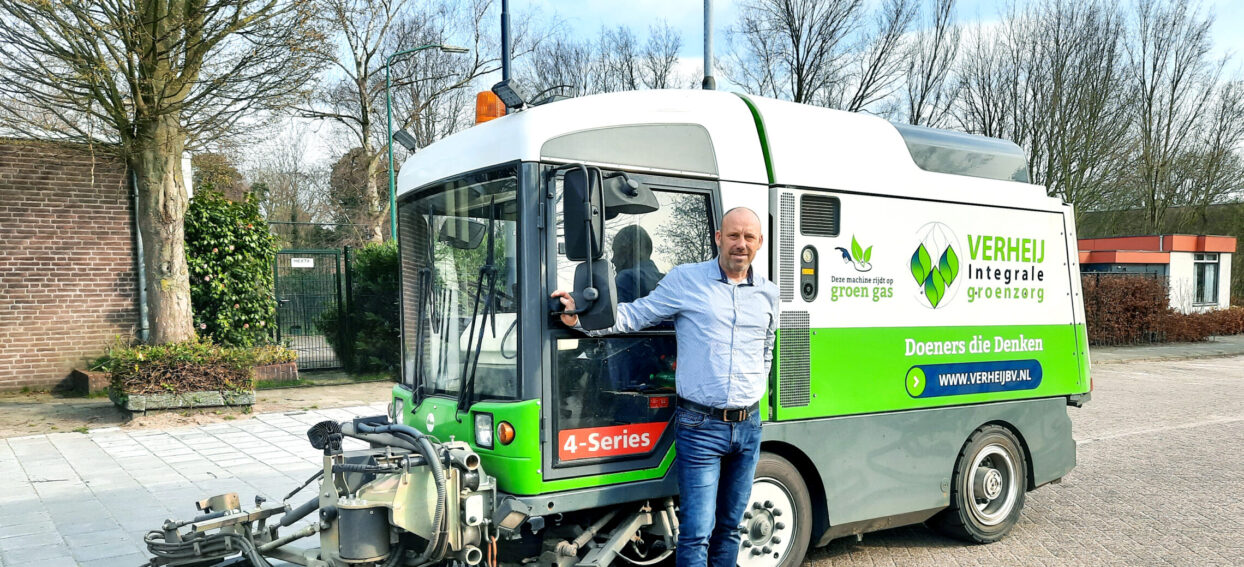 Uitvoerder Paul Schouten bij de duurzame veegwagen.