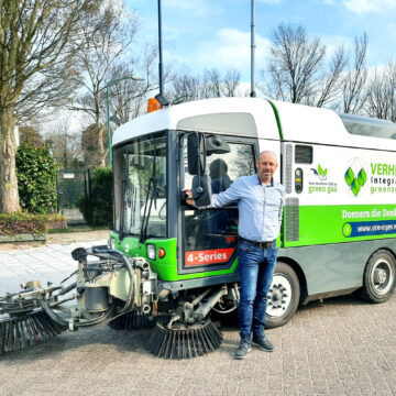 Uitvoerder Paul Schouten bij de duurzame veegwagen.