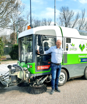 Uitvoerder Paul Schouten bij de duurzame veegwagen.