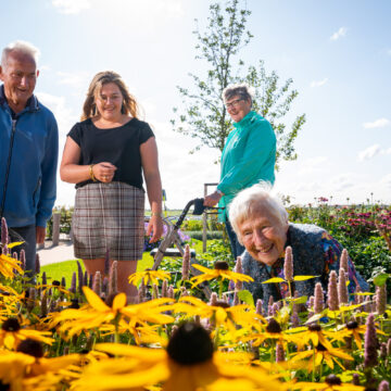 Bewoners genieten van de beleeftuin.