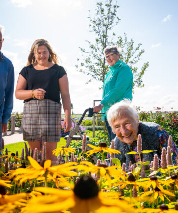 Bewoners genieten van de beleeftuin.