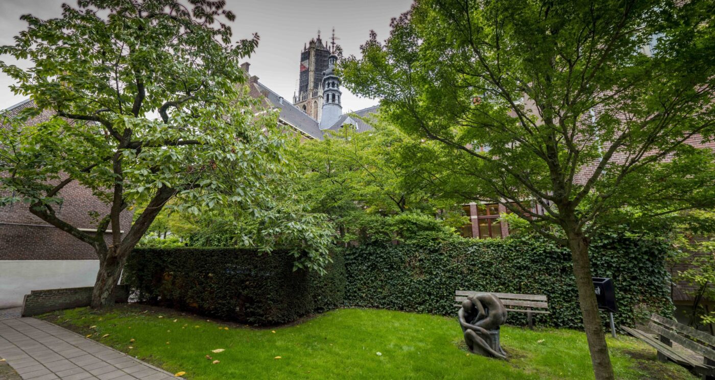 Binnentuin van Universiteit Utrecht met zicht op de Dom van Utrecht.