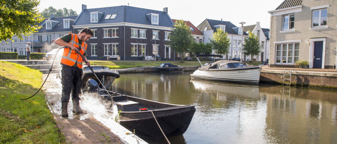 Onkruidbestrijding met heet water in het centrum van een stad.
