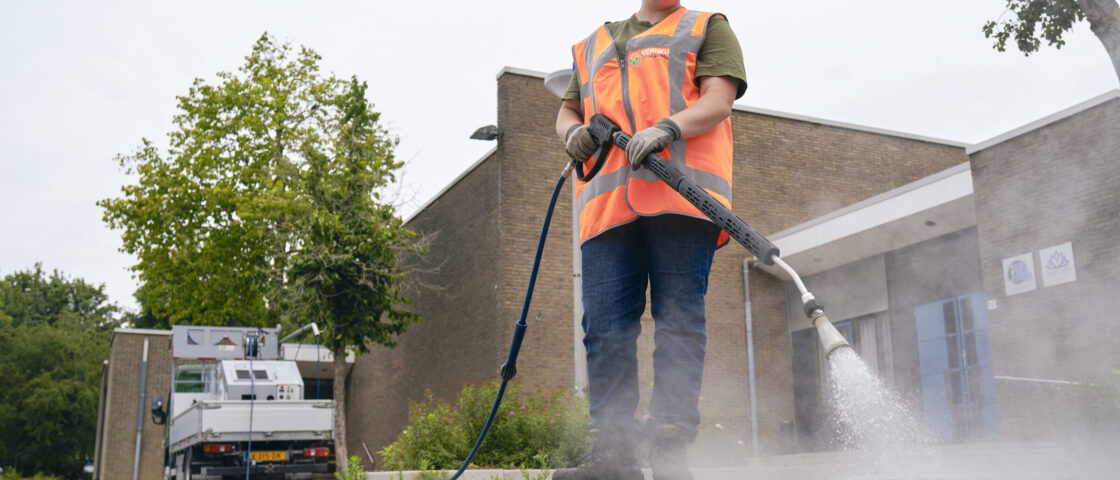 Onkruidstrijding met heet water in Gemeente Zuidplas.