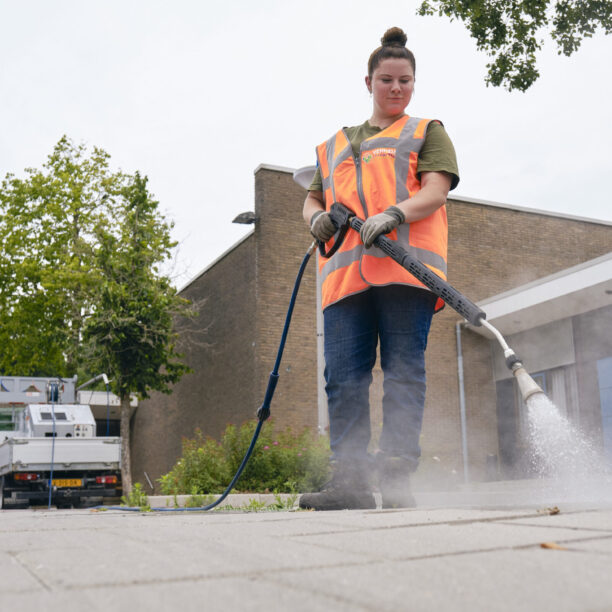 Onkruidstrijding met heet water in Gemeente Zuidplas.