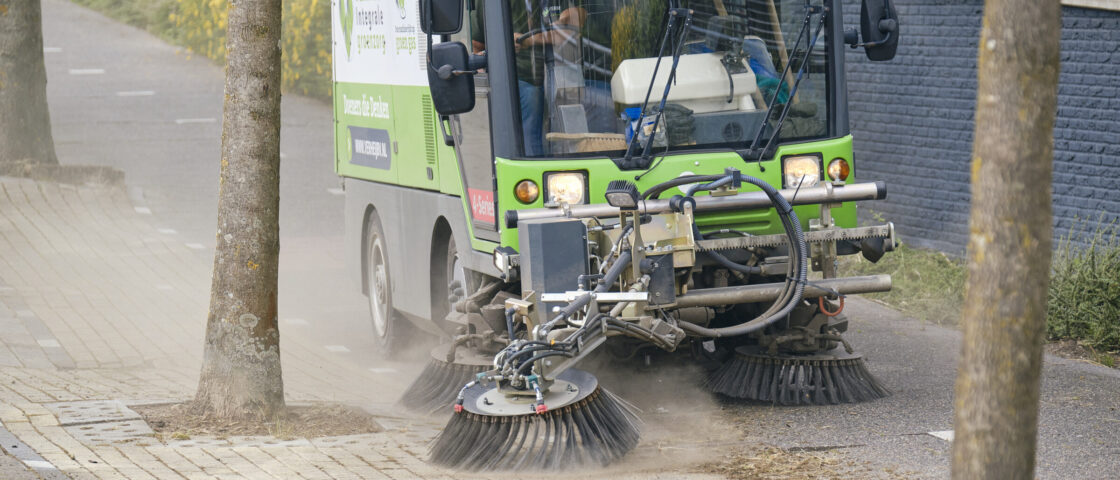 Ook vegen en borstelen met elektrisch en duurzaam materieel is onderdeel van de onkruidbestrijding.