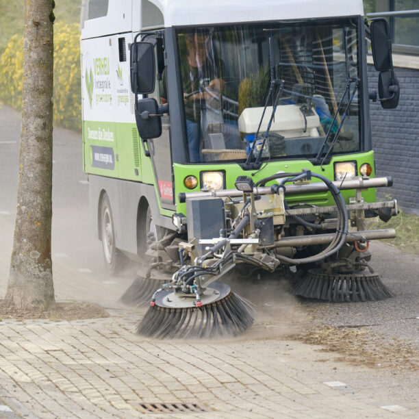 Ook vegen en borstelen met elektrisch en duurzaam materieel is onderdeel van de onkruidbestrijding.