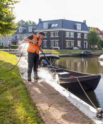 Onkruidstrijding met heet water in het centrum van een stad.