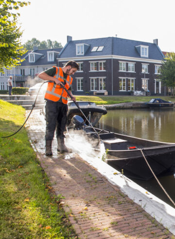 Onkruidstrijding met heet water in het centrum van een stad.