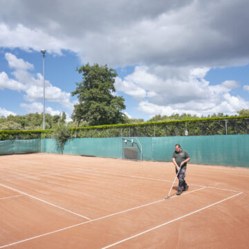 Integraal groenonderhoud is ook onderhoud aan tennisbanen.