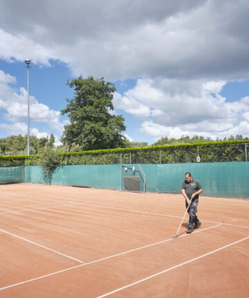 Integraal groenonderhoud is ook onderhoud aan tennisbanen.