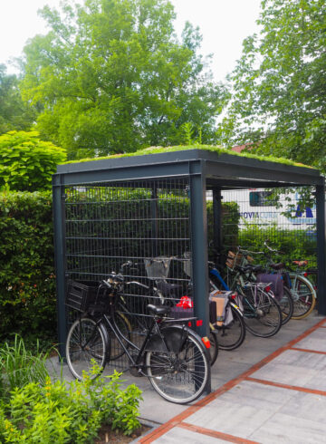 Een groen dak op een fietsenstalling.