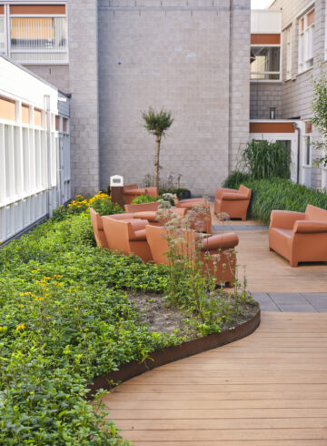 Verheij Integrale groenzorg zorgt voor groene buitenruimten van ziekenhuizen.