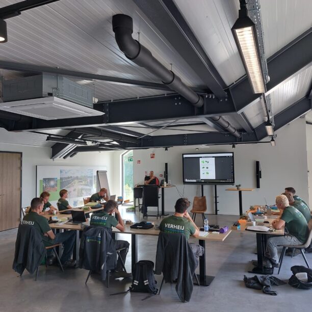 De vakschool leerlingen in het leslokaal bij Verheij.