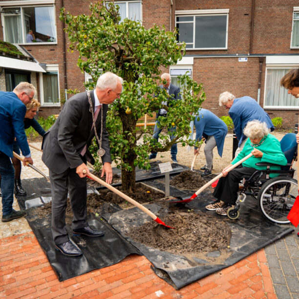 Bij de opening van de tuin werd een perenboom geschonken.