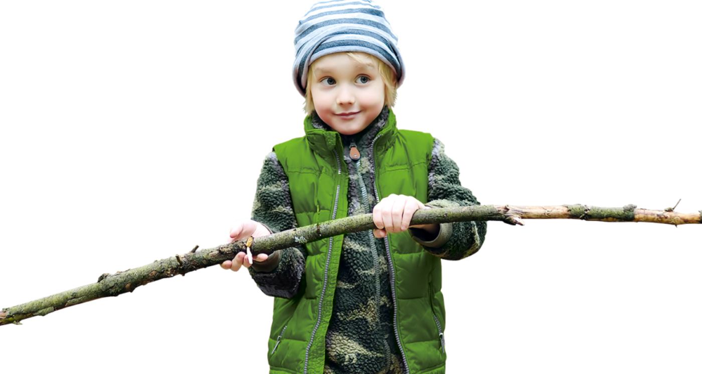 Bij natuurlijk spelen gebruiken kinderen natuurlijke materialen op het groen schoolplein.