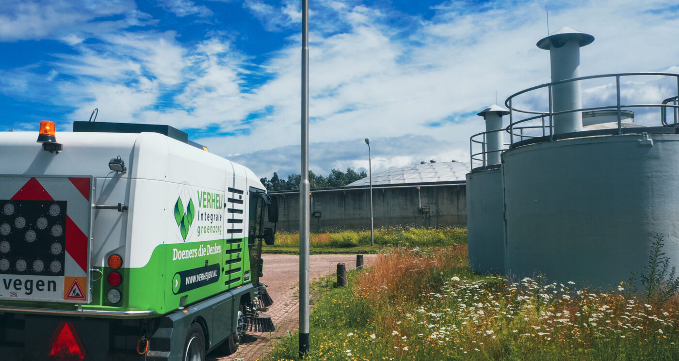 Verheij Integrale groenzorg aan de slag bij een van de waterschappen.